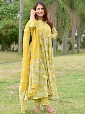 OnlyTrend Women Floral Printed Gotta Patti Pure Cotton Kurta With Trousers & With Dupatta